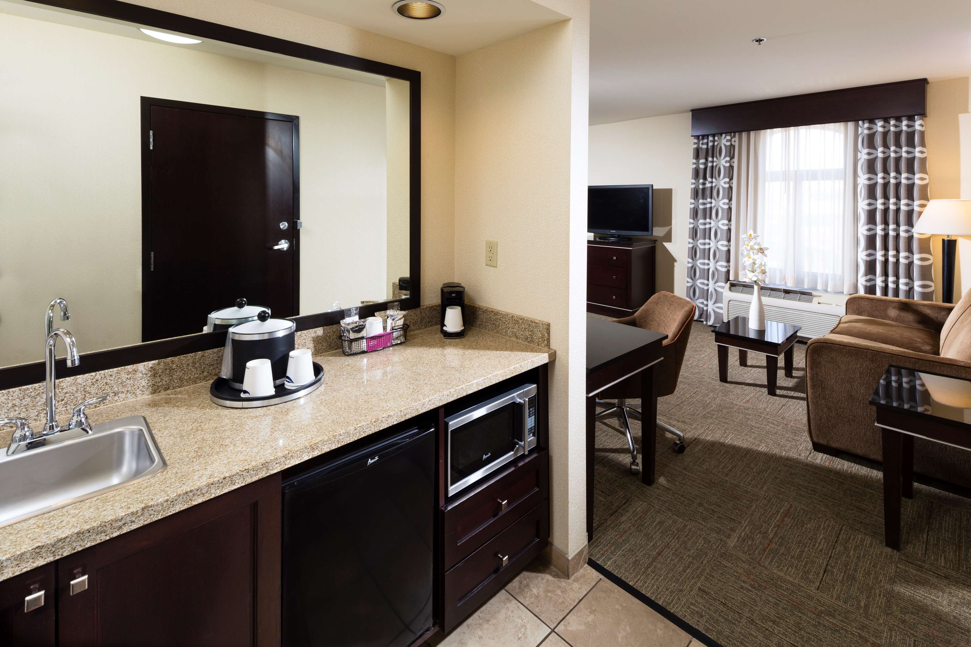 Studio Suite | Private kitchen | Fridge, microwave, coffee/tea maker