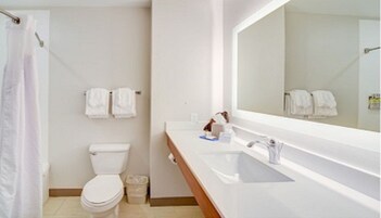 Ducha y bañera combinadas y artículos de higiene personal gratuitos