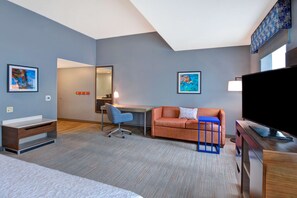 Een kluis op de kamer, individueel gemeubileerd, een bureau