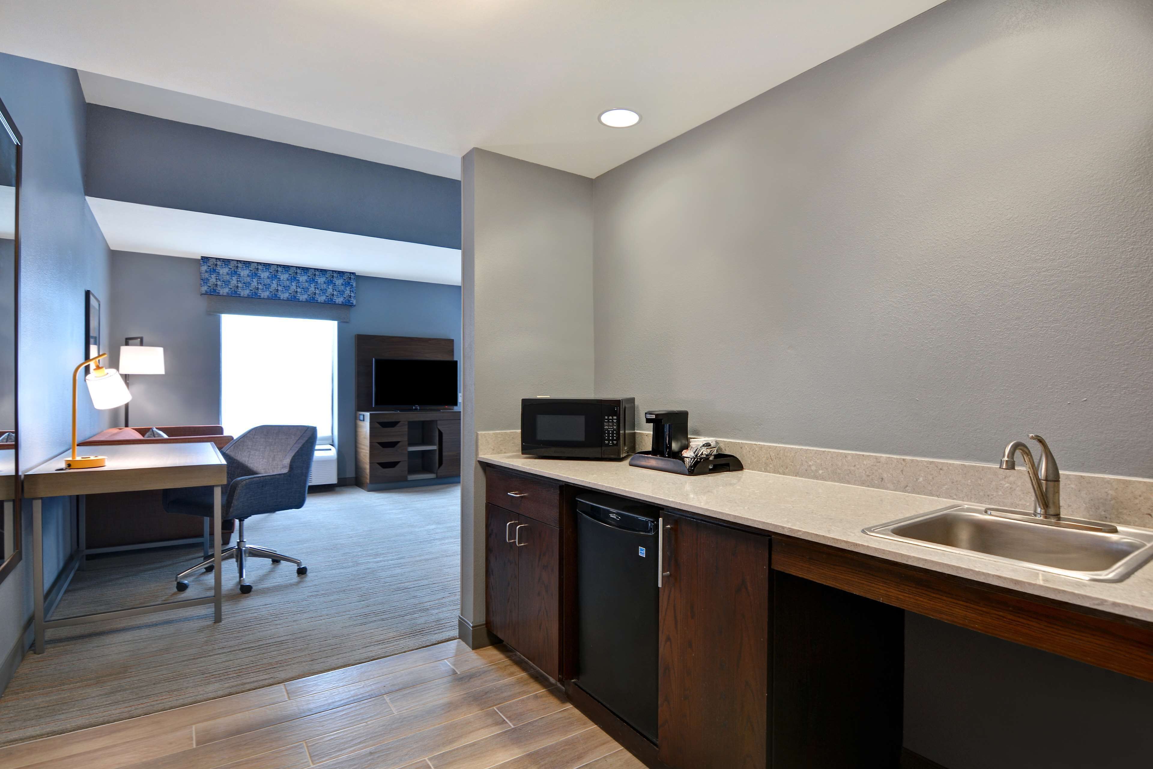 1 King Mobility Access RI Shower W/Sofabed NonSmoking | 迷你吧