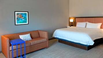 1 King Bed W/Sofabed and Shower Only NonSmoking | Área de sala de estar | Televisión LCD de 43 pulgadas con canales vía satélite y televisión
