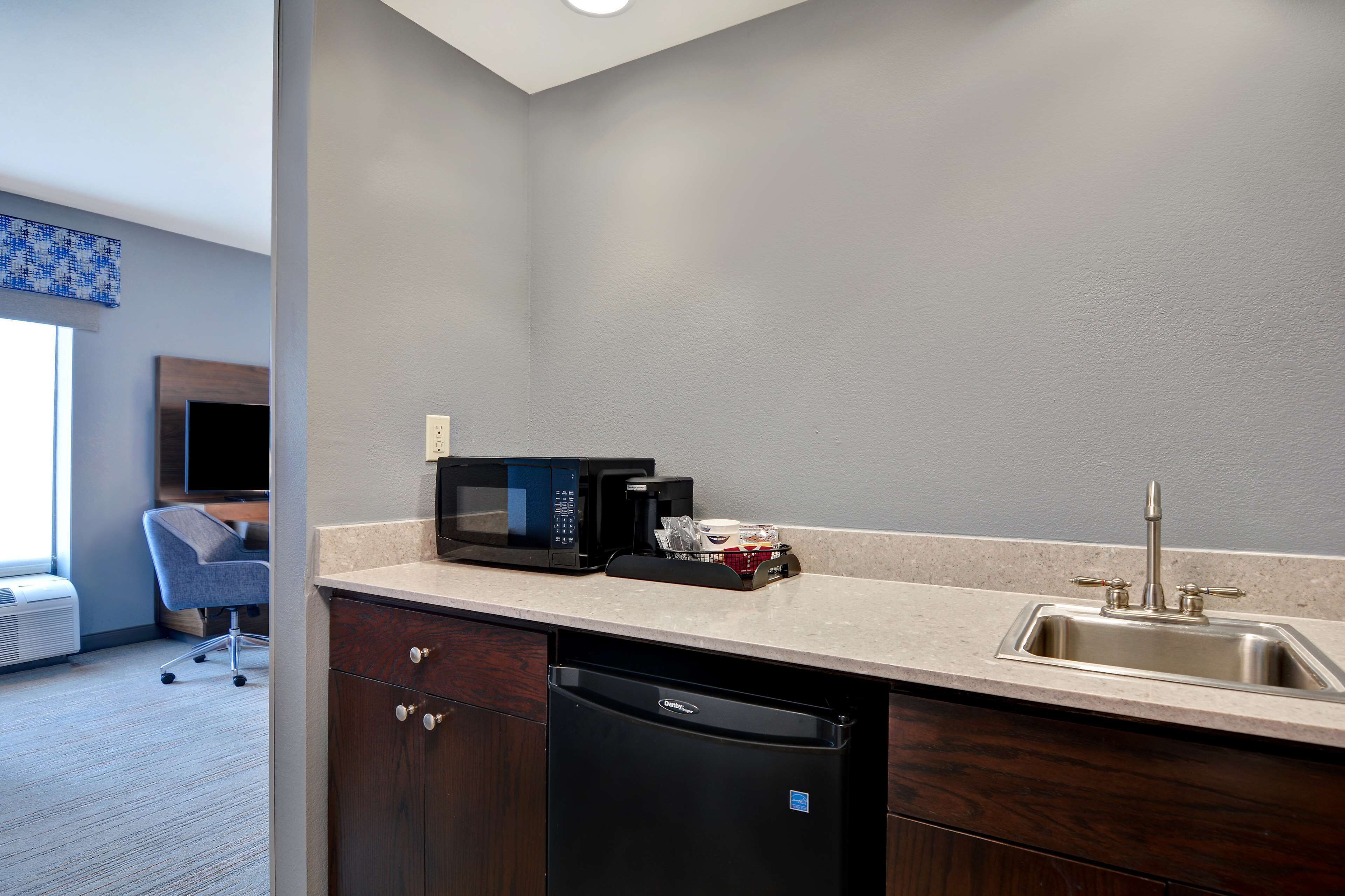 1 king bed w/sofabed studio suite nonsmoking | minibar