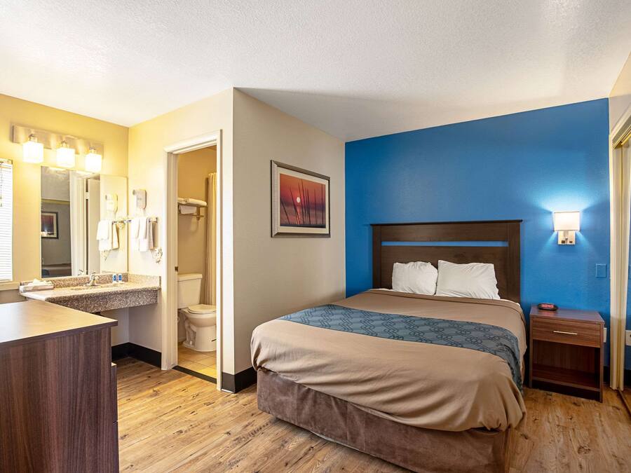 Meja, langsir/tirai gelap terus, Wi-fi percuma, cadar katil