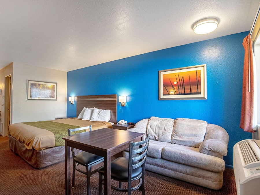 Desk, blackout curtains, free WiFi, bed sheets