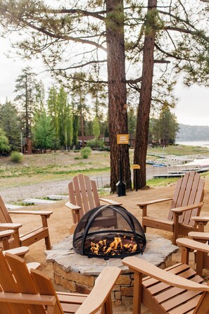 Property grounds - Noon Lodge at Mallard Bay (Big Bear Lake)