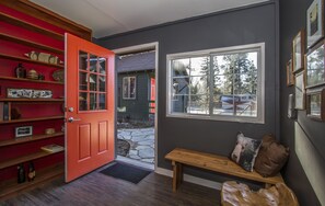 Lobby sitting area - Noon Lodge at Mallard Bay (Big Bear Lake)