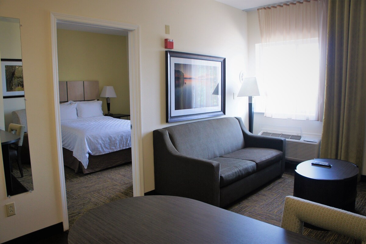 Suite, 1 Tempat Tidur Queen (1 Qn) | Brankas, meja kerja, kedap suara, dan setrika/meja setrika