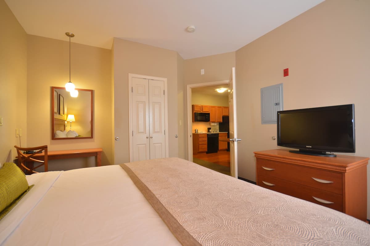 Suite, 1 Bedroom (1 King) | In-room safe, desk, soundproofing, iron/ironing board