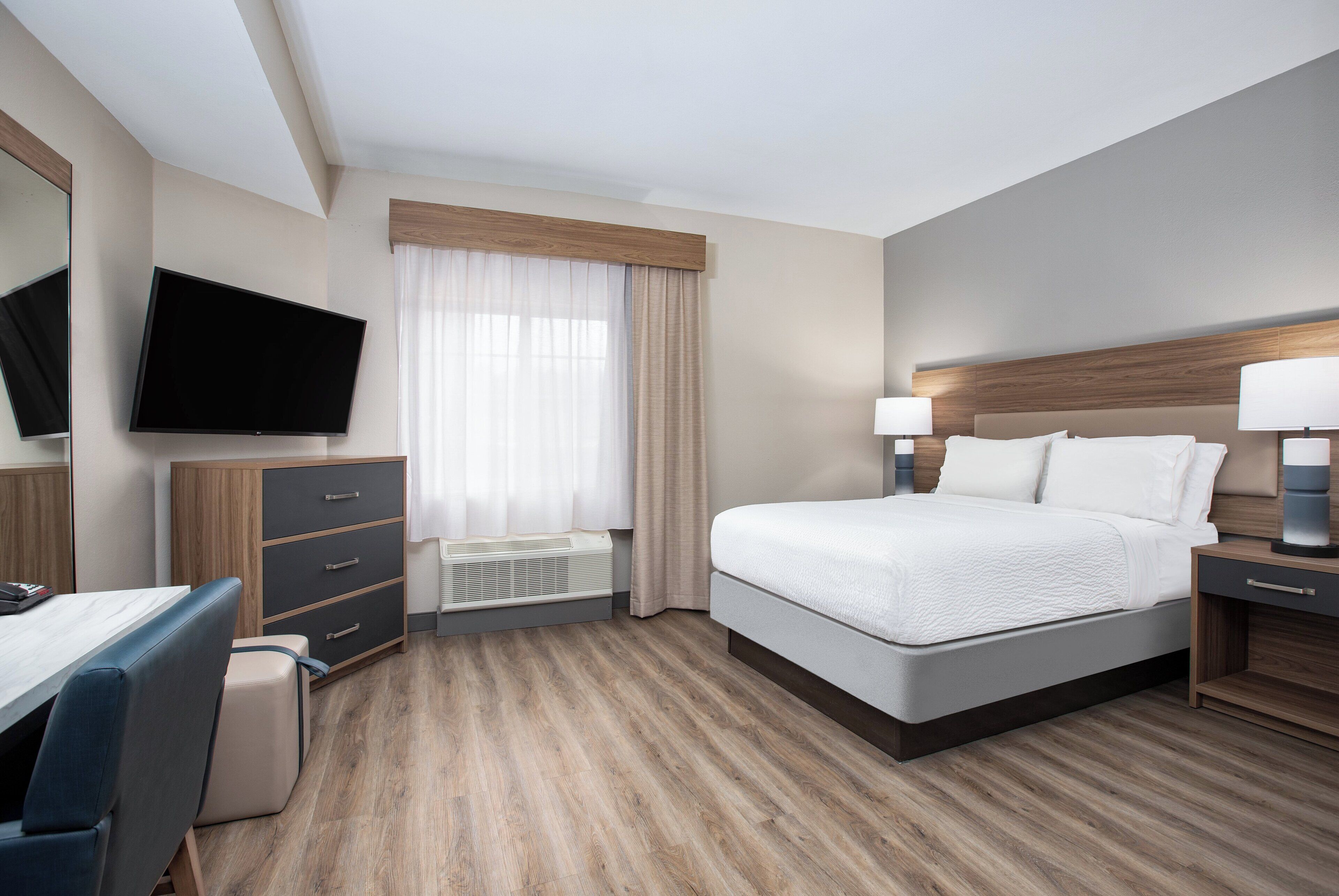 Studiosviitti, 1 keskisuuri parisänky, esteetön liikuntarajoitteisille (Roll in Shower) | Tallelokero huoneessa, työpöytä