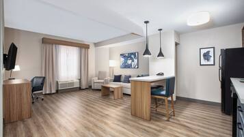 Suite, 1 chambre | Coffre-fort, bureau, espace de travail pour ordinateurs portables