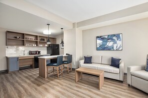 Una sala moderna con sofá, mesa de centro y comedor.