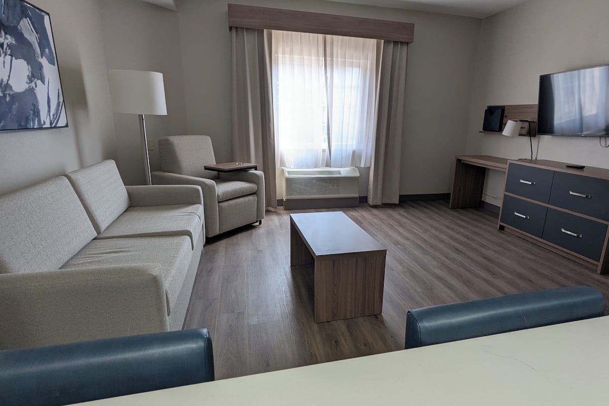 Suite, 1 Bedroom, Accessible (Accessible Tub) | Living area