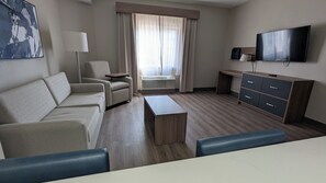 Svit - 1 sovrum - tillgänglighetsanpassat badkar - icke-rökare (Communications Accessible) | Vardagsrum | 55-tums platt-tv med satellitkanaler, Netflix och Hulu