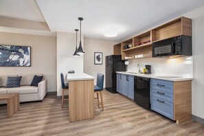 Sviitti, 1 makuuhuone | Tallelokero huoneessa, työpöytä