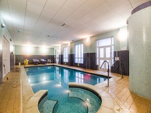 Una piscina cubierta