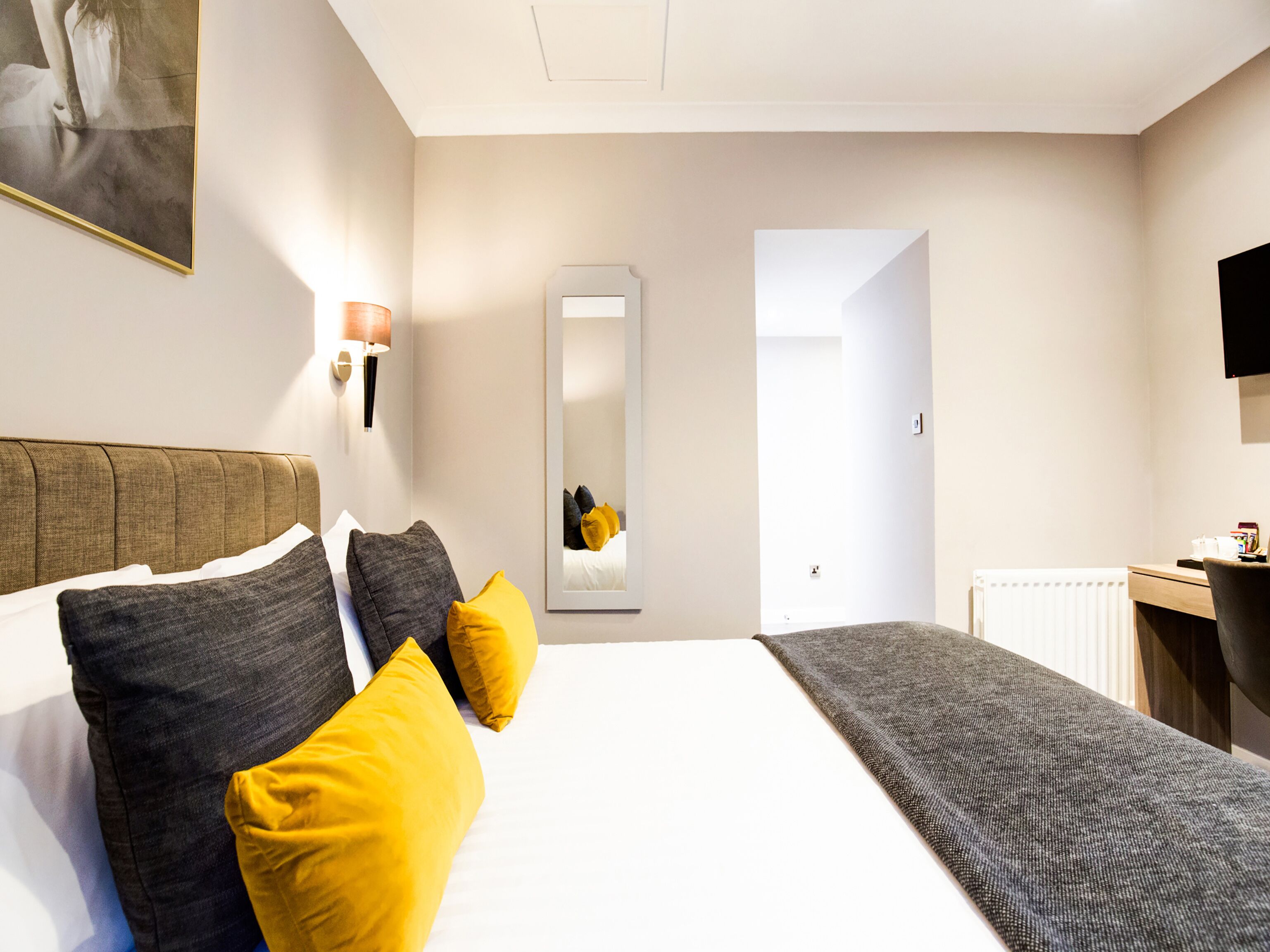 ห้องสแตนดาร์ดดับเบิล, เตียงใหญ่ 1 เตียง | 1 ห้องนอน, โต๊ะทำงาน, เตารีด/โต๊ะรีดผ้า, Wi-Fi ฟรี