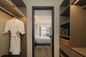 尊贵套房, 1 间卧室, 城市景观 | 羽绒被、迷你吧、客房内保险箱、办公桌