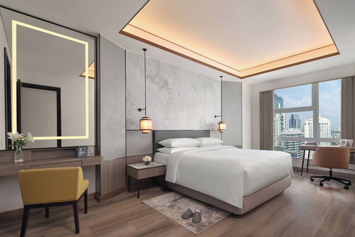 Suite Premier, 1 kamar tidur, pemandangan kota | Selimut bulu angsa, minibar, brankas, dan meja kerja