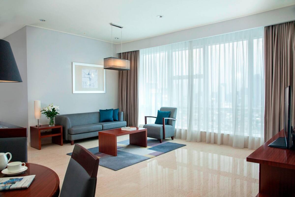 Suite Eksekutif, 1 kamar tidur, Boleh Merokok, pemandangan kota (Corner) | Area keluarga | Televisi LED 32-inci dengan saluran TV kabel, TV, dan pemutar DVD