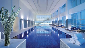 Piscina interna, espreguiçadeiras