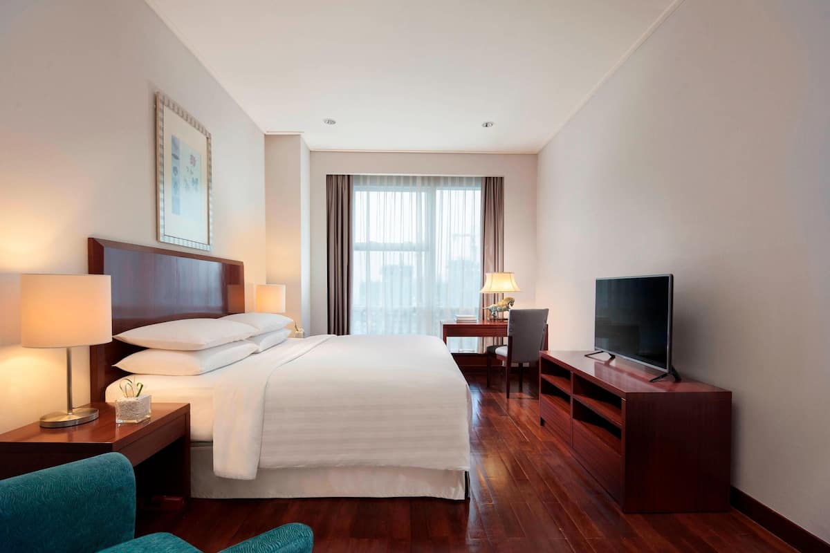 Suite Eksekutif, 3 kamar tidur, Boleh Merokok, pemandangan kota | Selimut bulu angsa, minibar, brankas, dan meja kerja