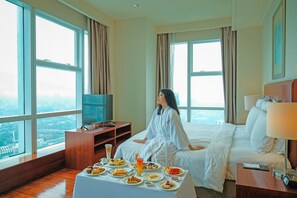 Down duvets, minibar, in-room safe, desk - The Mayflower, Jakarta - Marriott Executive Apartments (Jakarta)