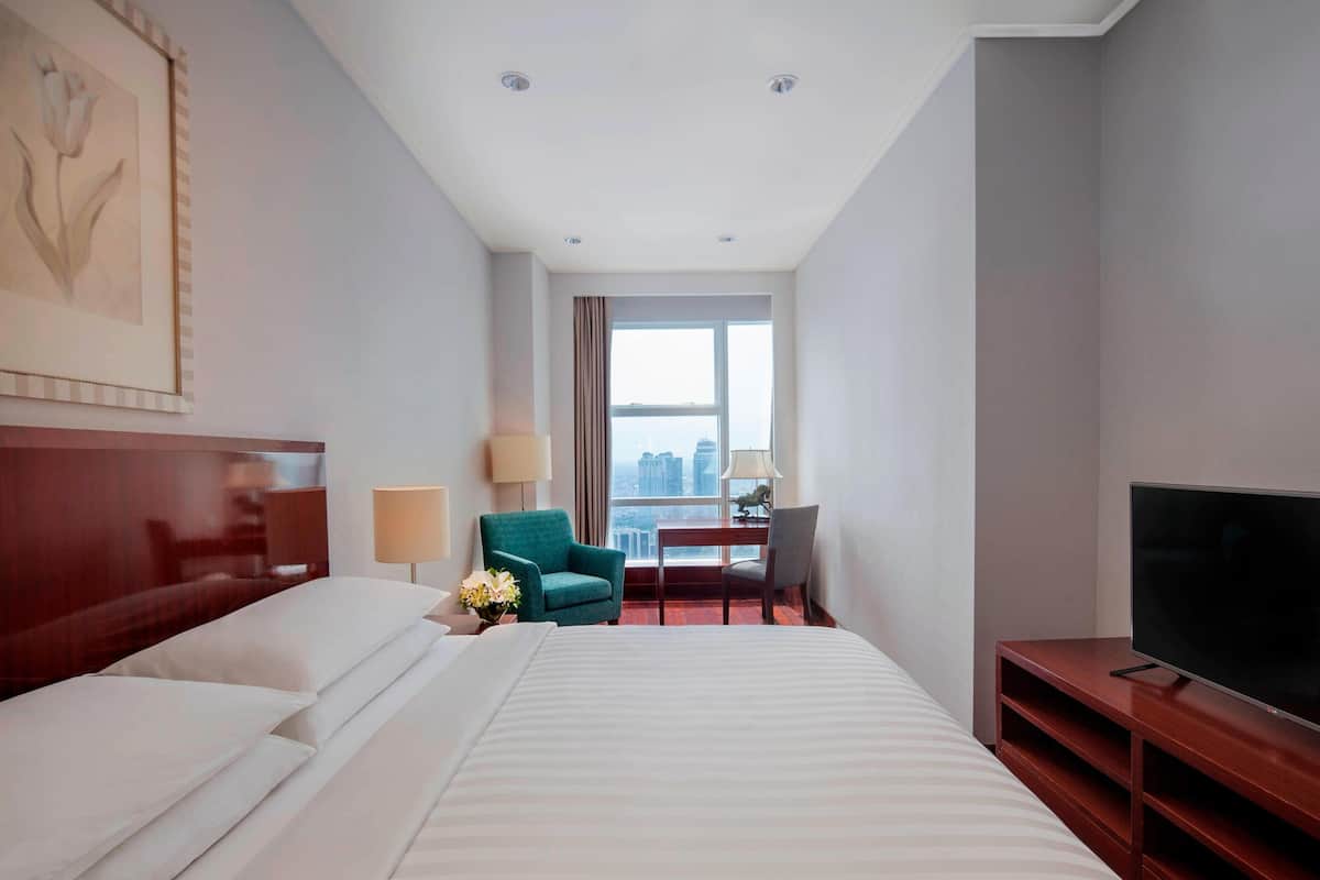 Suite Superior, 1 kamar tidur, pemandangan kota | Selimut bulu angsa, minibar, brankas, dan meja kerja