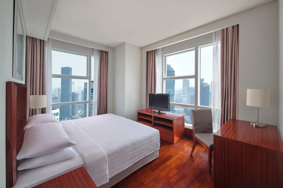 Suite Deluks, 2 kamar tidur, Boleh Merokok, pemandangan kota (Corner) | Selimut bulu angsa, minibar, brankas, dan meja kerja