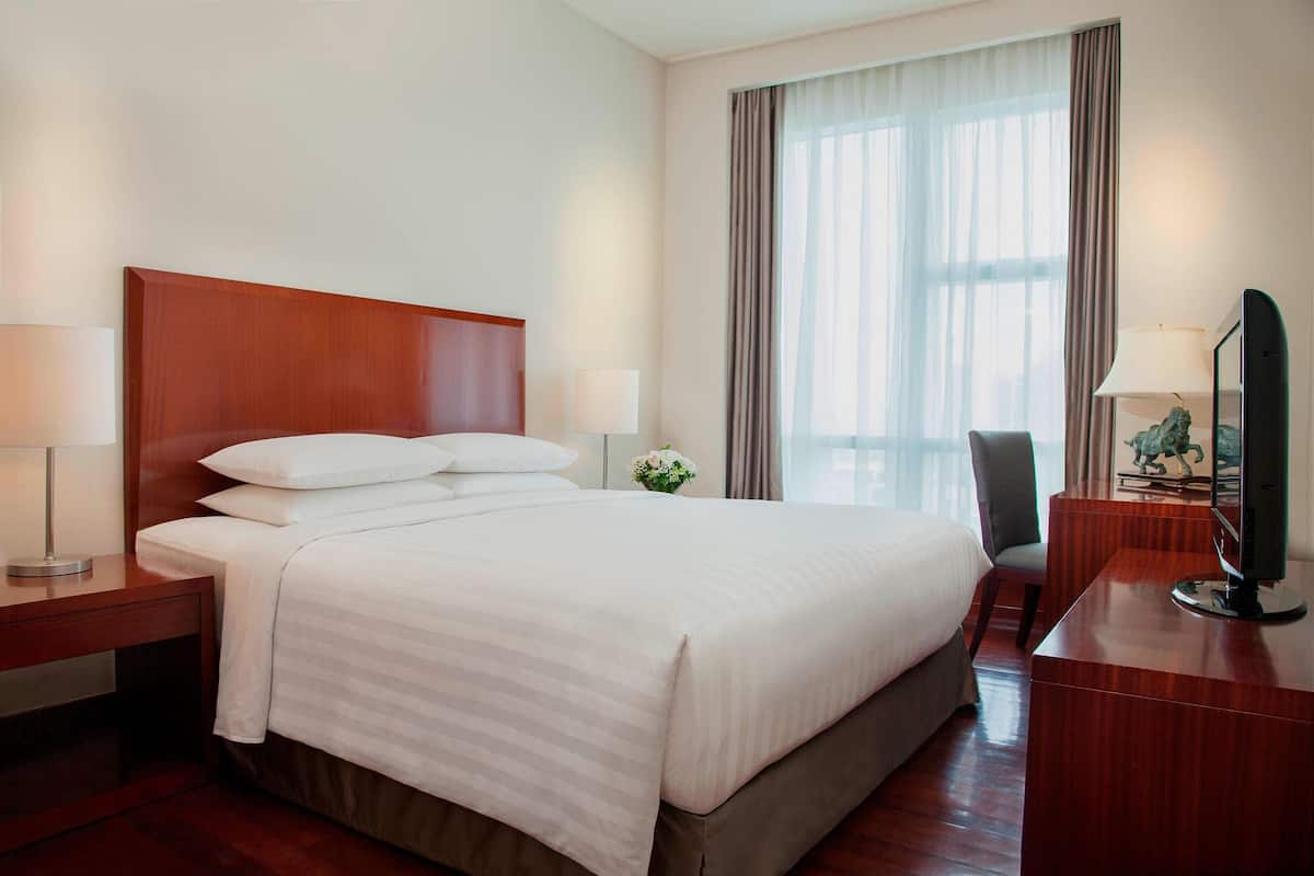 Selimut bulu angsa, minibar, brankas, dan meja kerja
