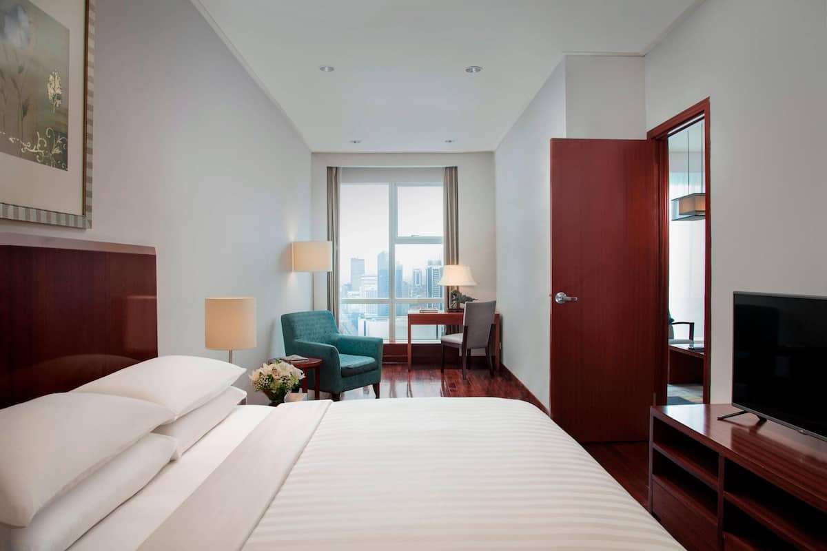 Suite Deluks, 1 kamar tidur, Boleh Merokok, pemandangan kota | Selimut bulu angsa, minibar, brankas, dan meja kerja