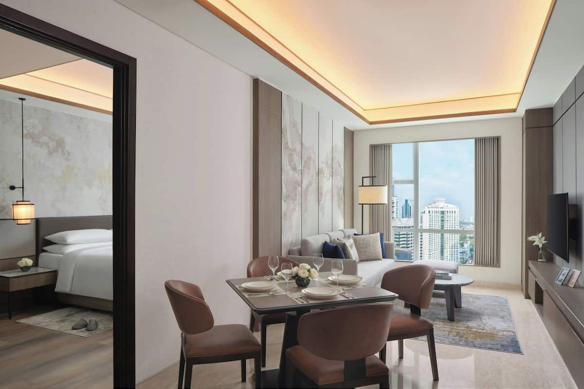 Premier-Suite, 1 Schlafzimmer, Nichtraucher, Stadtblick | 1 Schlafzimmer, Daunenbettdecken, Minibar, Zimmersafe