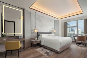 Premier-Suite, 1 Schlafzimmer, Nichtraucher, Stadtblick | 1 Schlafzimmer, Daunenbettdecken, Minibar, Zimmersafe