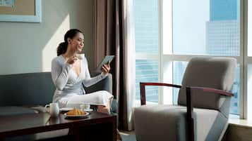 Edredón, minibar, caja de seguridad en la habitación y escritorio