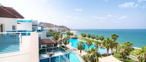 Plage privée, sable blanc, chaises longues, parasols