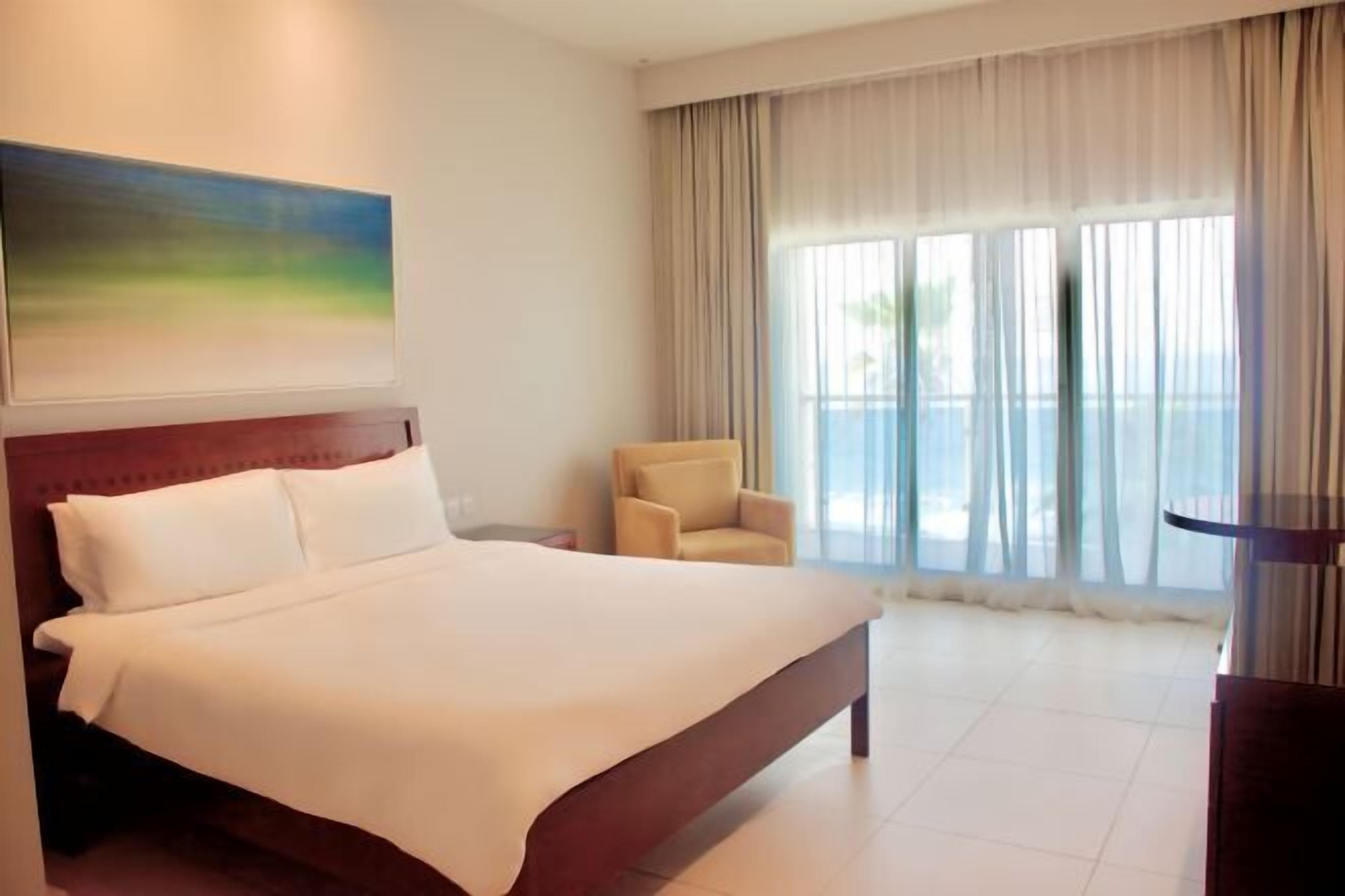 أغطية فراش متميزة وميني بار وخزنة داخل الغرفة ومكتب