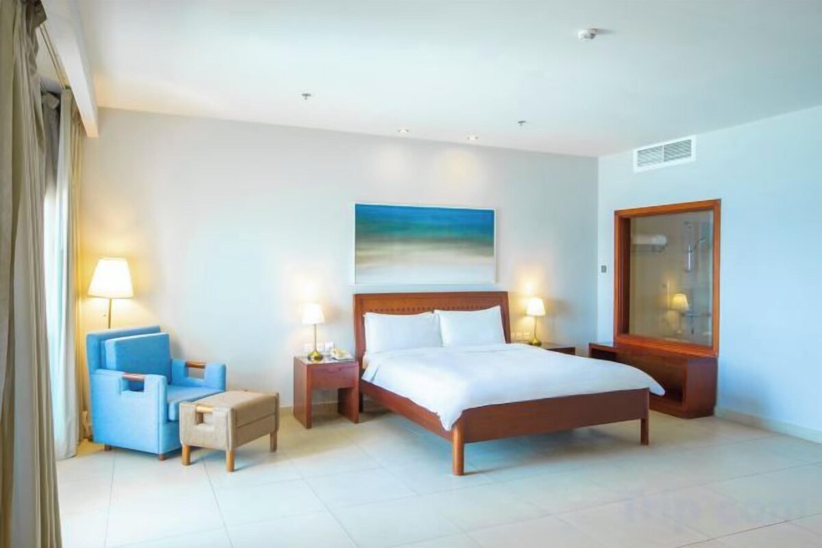 Premium bedding, minibar, in-room safe, desk