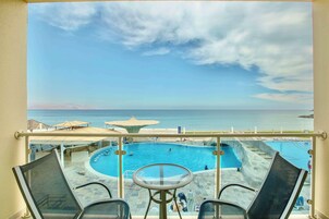 高档床上用品、迷你吧、客房内保险箱、办公桌