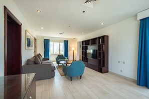 Suite Grand, balcón, vista al océano | Ropa de cama de alta calidad y minibar 