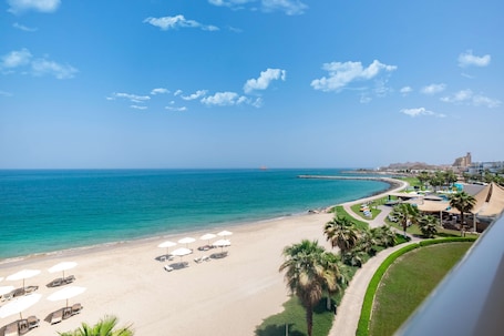 Playa privada, arena blanca, sillas reclinables de playa, sombrillas