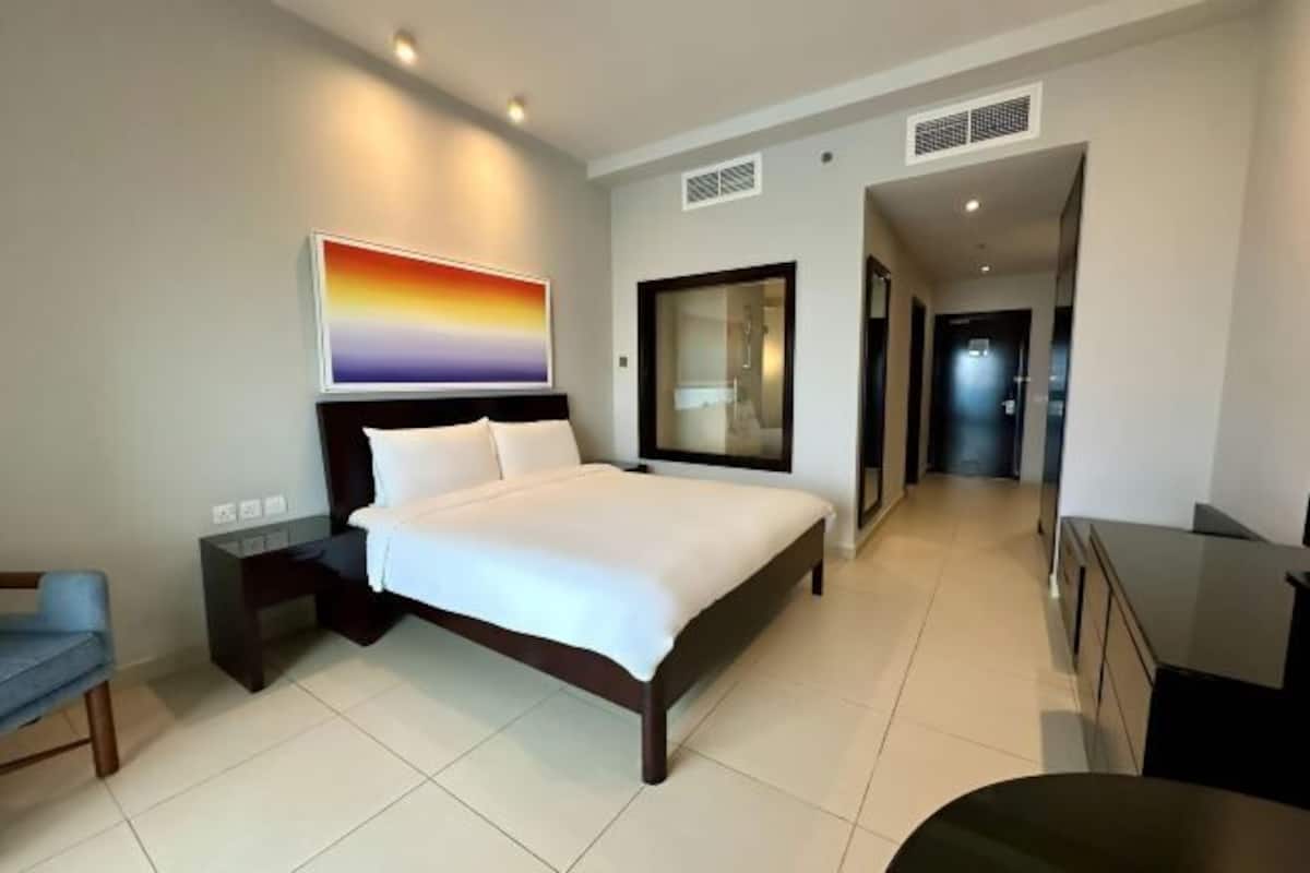 Premium bedding, minibar, in-room safe, desk