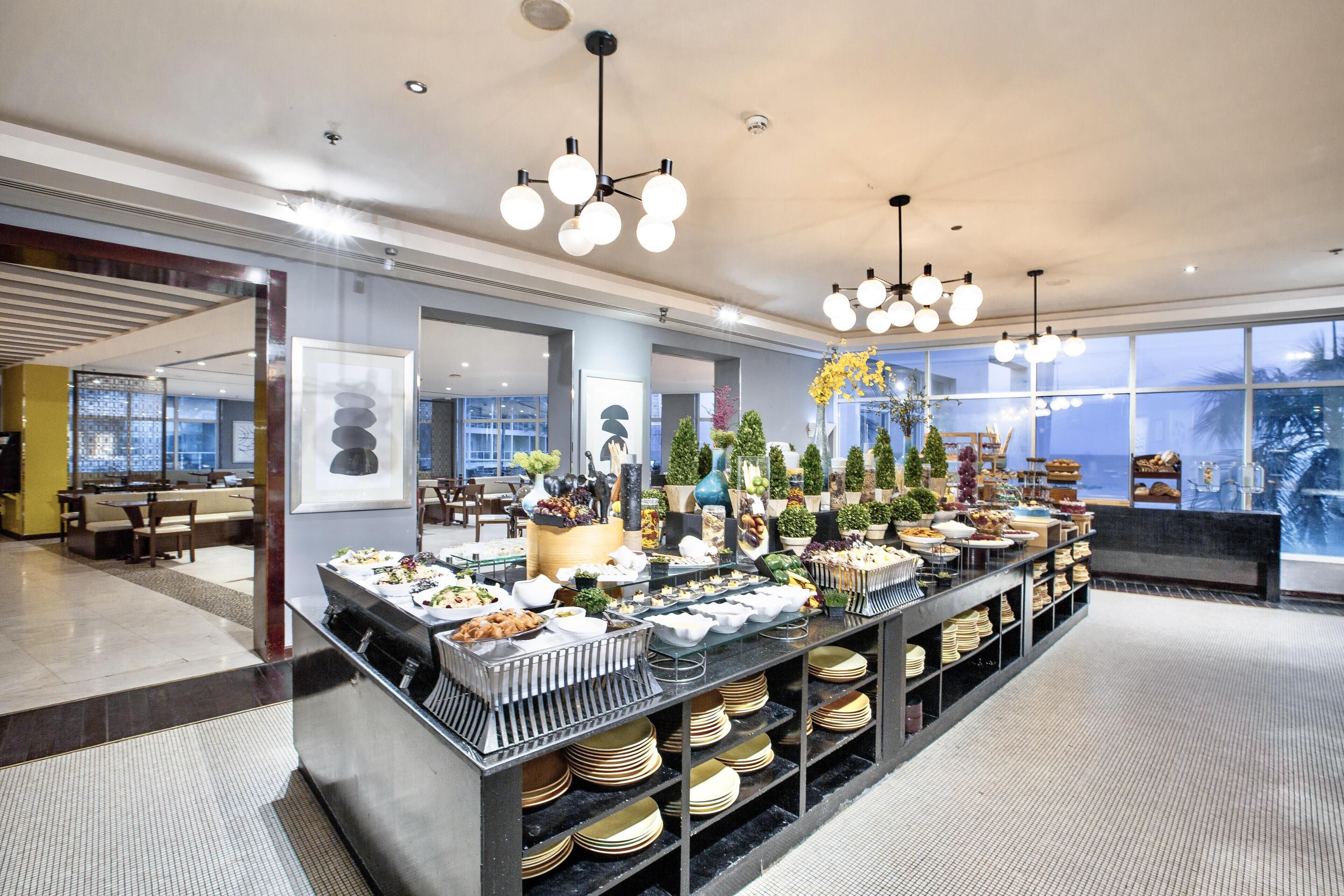 2 restaurants; breakfast, lunch, and dinner served