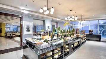2 restaurants; breakfast, lunch, and dinner served