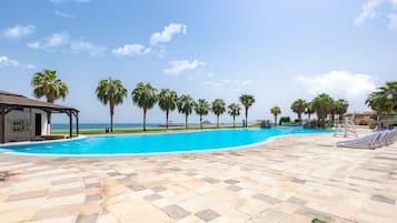 5 outdoor pools, sun loungers