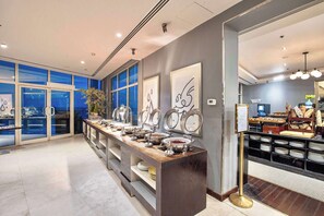 2 restaurants; breakfast, lunch, and dinner served