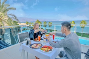 2 restaurants, breakfast, lunch, dinner served; international cuisine
