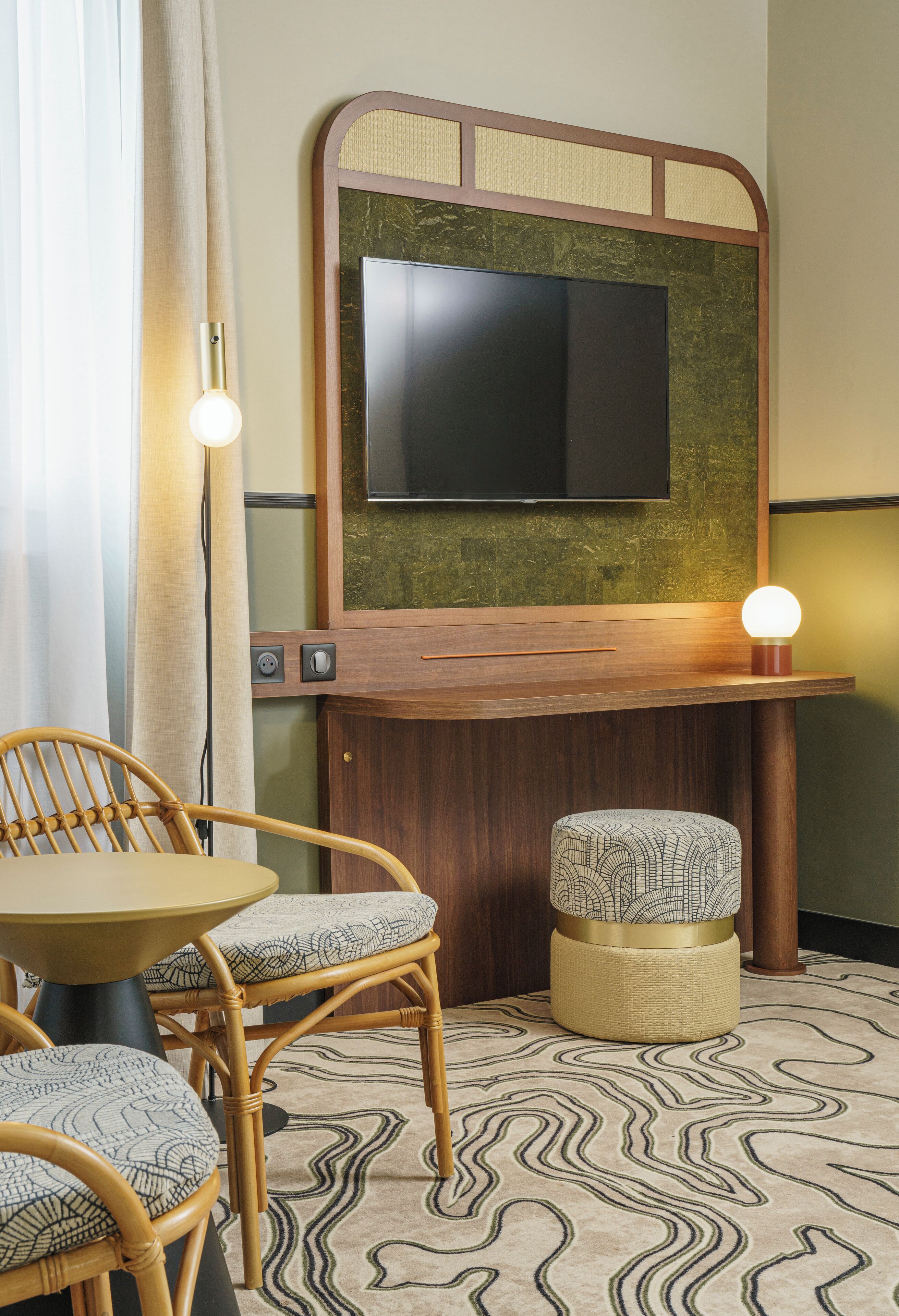 Premium Room, 1 Queen Bed | In-room safe, blackout drapes, soundproofing, free cribs/infant beds