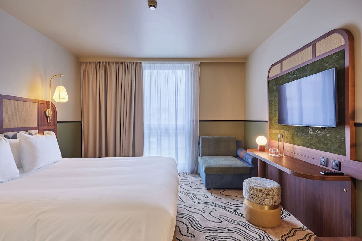 1 bedroom, in-room safe, blackout curtains, soundproofing