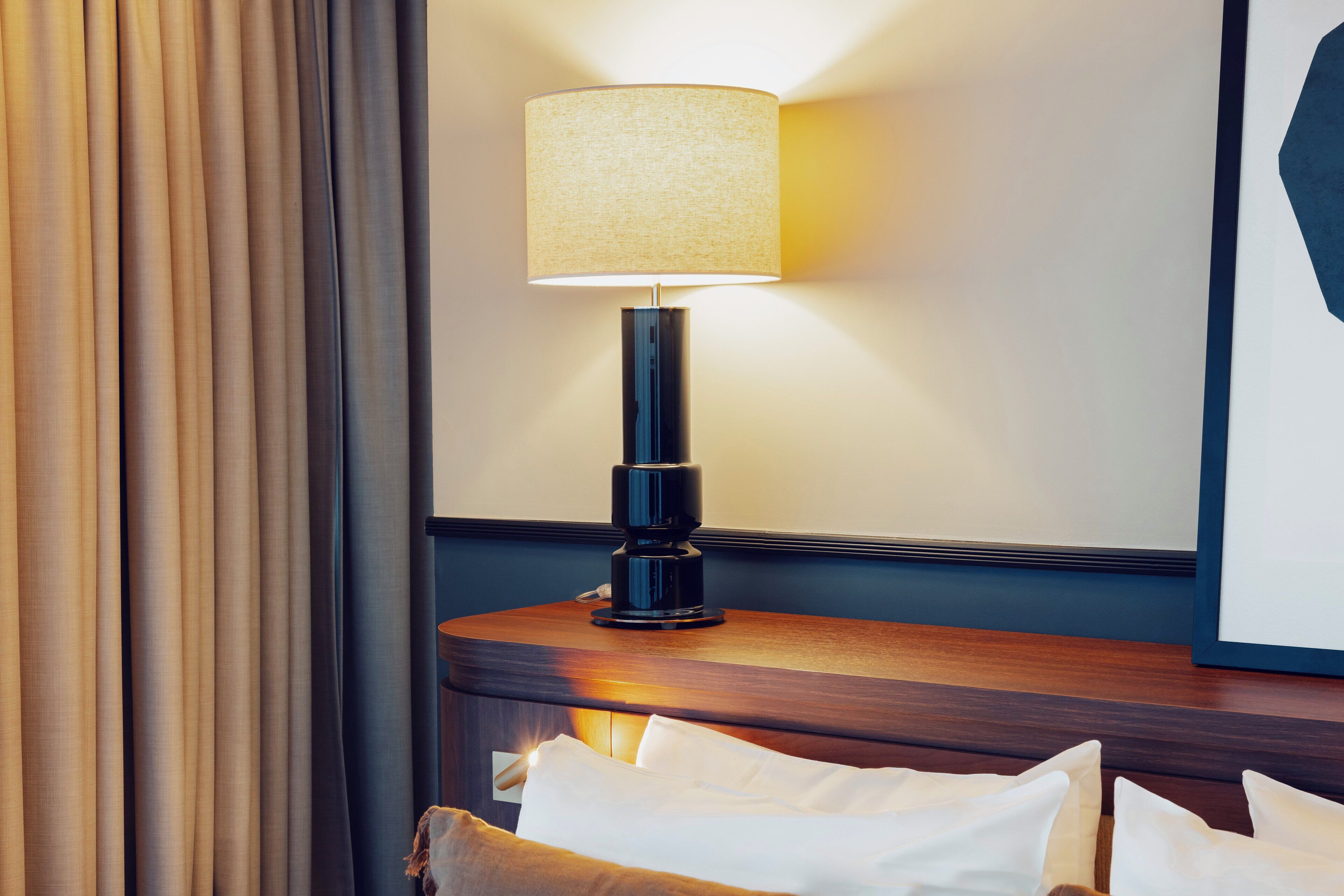 スイート クイーンベッド 1 台ソファーベッド付き | セーフティボックス (室内)、遮光カーテン、防音設備、ベビーベッド (無料)