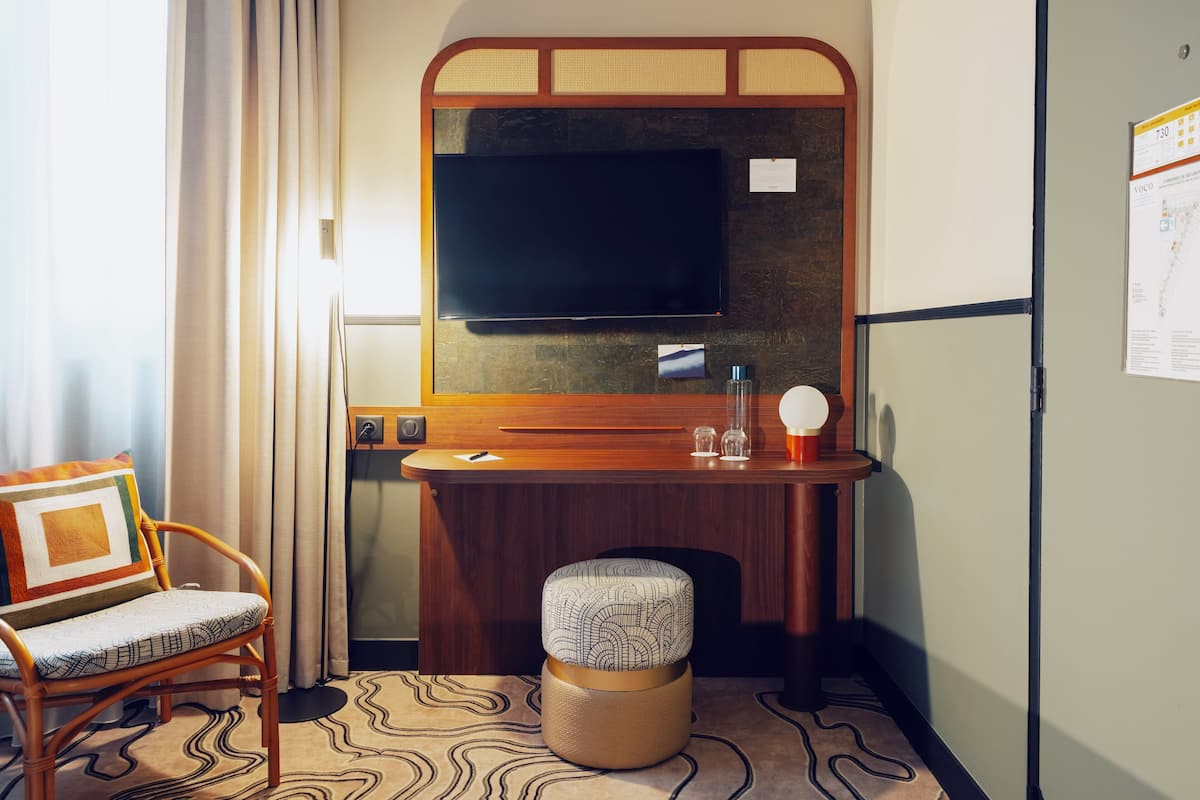 Premium Room, 1 Queen Bed | In-room safe, blackout drapes, soundproofing, free cribs/infant beds