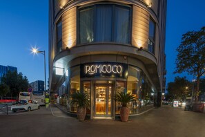 朝食、ランチ、ディナーに営業